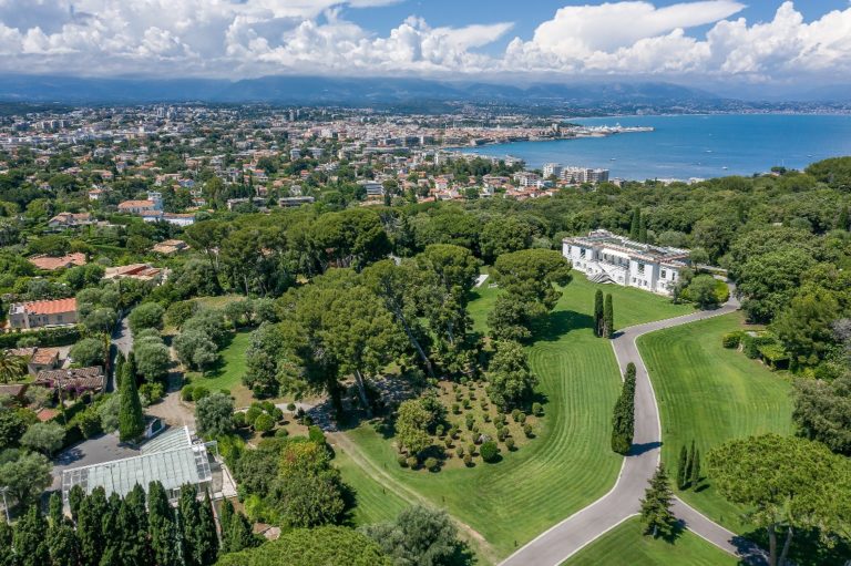 Villa années 20 cap d’Antibes - un lieu unique pour un mariage tout en pailletes