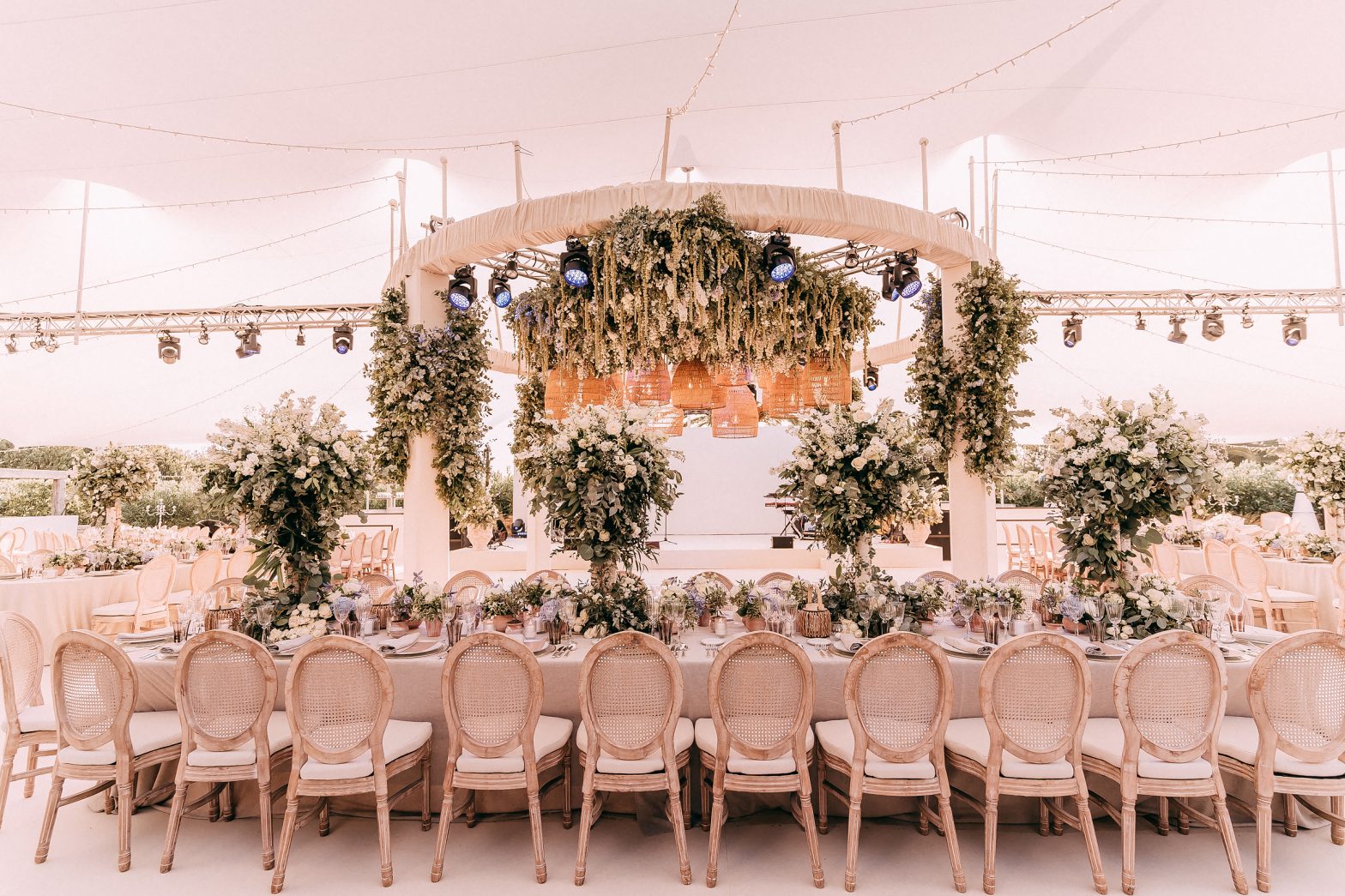 Table de banquet des mariés dans les tons nudes beiges et élégants